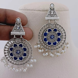 Juego de pendientes Heritage Mandala Temple Metal oxidado en tono plateado con acabado vintage Patrón único Latón Diseño personalizado - Product Image 1