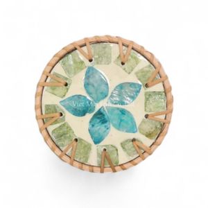 Sous-verre décoratif en rotin fini avec incrustation de nacre pour la protection de la table basse et la décoration intérieure - Product Image 1