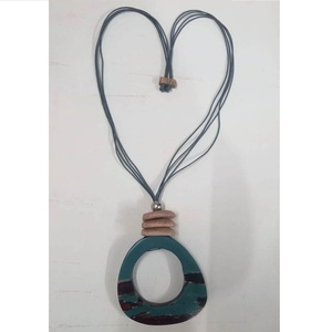 Collier pendentif en résine naturelle fait à la main Bijoux de style vintage de haute qualité de l'Inde Grands cadeaux - Product Image 2