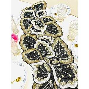 عداء طاولة مطرز بالخرز أبيض وأسود مصنوع يدويًا بنمط هندسي أنيق لتناول الطعام والديكور المنزلي - Product Image 2