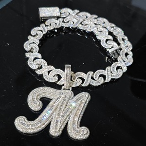 Collier élégant avec pendentif initial personnalisé Lettres baguettes en diamant de laboratoire avec chaîne infinie cubaine Cadeau pour elle en or ou en argent - Product Image 1