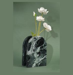 Vase à fleurs en marbre décoratif personnalisable pour table de chevet de chambre à coucher avec un look sophistiqué et un charme de design intérieur classique - Product Image 1