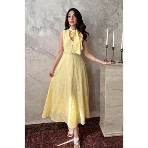 Vestido midi amarillo de broderie anglaise con cuello halter y cintura natural, 100% algodón transpirable - Product Image 1