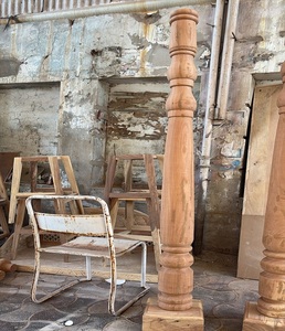 Meilleure paire de piliers décoratifs en bois massif avec sculptures ornementales pour l'entrée, le porche et le temple Mandap Utilisation de meubles d'intérieur et d'extérieur - Product Image 1