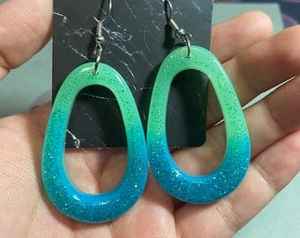 Pendientes de moda de resina de color personalizados de lujo hechos a mano brillantes altamente pulidos de alta calidad para mujeres de la India. - Product Image 4