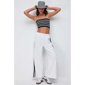 Pantalones Deportivos con Detalles a Rayas - Product Image 3