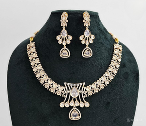Magnifique ensemble de bijoux ethniques plaqué or avec pendentif en forme de feuille serti de zircon cubique et de pierres Kundan, idéal pour les soirées féminines - Product Image 1