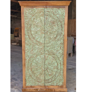 Armario de madera independiente de diseño Construcción de madera maciza Detalles hechos a mano atractivos ensamblados para un dormitorio conveniente - Product Image 1