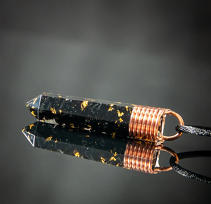 Pendentif en cristal de pierre naturelle en gros, tourmaline noire, orgone, avec des paillettes de cuivre et d'or, collier pendentif - Product Image 1