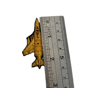 ป้ายปักลายแมลงปอแบบทำมือด้วยลวดทองคำ - เข็มกลัดรูปด้วงมีปีกทำจากด้ายไหมสีทองและสีเงิน - งานปักแมลง 3 มิติสุดหรู - Product Image 1