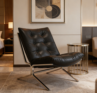 Fauteuil de salon individuel, style Bauhaus, minimaliste et luxueux, avec structure métallique et dossier en cuir