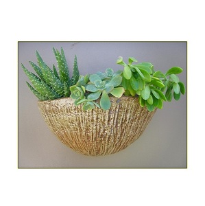 Macetas de hierro semiredondas recubiertas de polvo de oro, macetas de flores hechas a mano con estilo para decoración al aire libre, de Marvel - Product Image 6