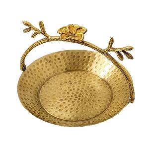 Bandeja para servir frutas secas de diseñador hecho a mano de lujo moderno Chapado en oro Mango de hoja Acabado martillado Mesa de boda - Product Image 1
