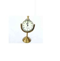 MARVELOUS ; Horloge de table en métal de couleur pomme, au design élégant et pratique, un cadeau idéal pour quelqu'un qui apprécie l'élégance fonctionnelle.