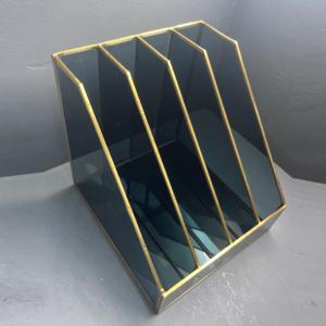 Organizador Moderno con Múltiples Compartimentos, Acabado en Vidrio Negro y Latón para Uso en Mesa - Product Image 2