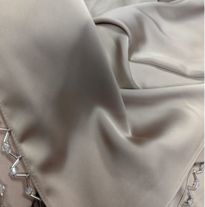 Hiyab de Satén con Dobladillo de Diamantes y Costura Invisible, Pañuelo Musulmán Liso, Venta al por Mayor de Fábrica, Diseño Personalizado, Tamaño y Logotipo - Product Image 5