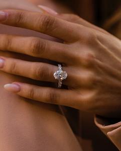 แหวนหมั้นเพชรโมอิสทรงรีตัดขนาด10x8มม. พร้อมวงฮาโลและสายรัดในการตั้งค่าแบบคลาสสิก | เครื่องประดับเจ้าสาวคุณภาพดีสำหรับงานแต่งงาน - Product Image 3