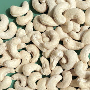 Meilleur prix Noix de cajou brutes en gros Exportées vers l'Asie, l'Europe et le Moyen-Orient en provenance du Vietnam Marque SANTIGO 22,68 kg/sac Grade W240 - Product Image 1