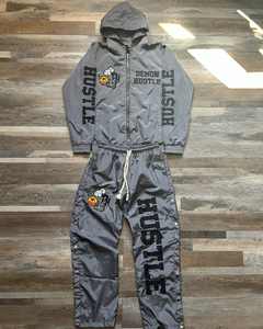 Conjunto de ropa informal reflectante con logotipo personalizado Chaqueta de chándal reflectante a rayas estampadas Chaqueta y pantalones cortos cortavientos - Product Image 1