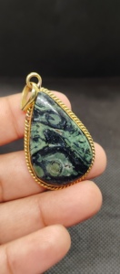 Colgante de Latón Hecho a Mano con Cabujón de Galaxia Verde Natural - Product Image 2