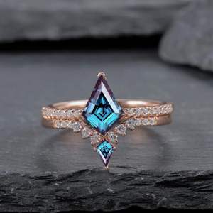 Anillo de compromiso de media eternidad en forma de V de plata de ley 925 con moissanita y alejandrita talla cometa - Product Image 6