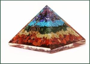 Pyramide en Orgonite naturelle avec 7 cristaux de chakras, Orgonite - Product Image 2