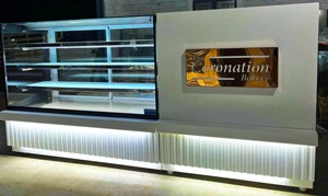 Comptoir de présentation élégant en verre pour confiseries et plats chauds avec éclairage LED pour plats chauds - Product Image 2