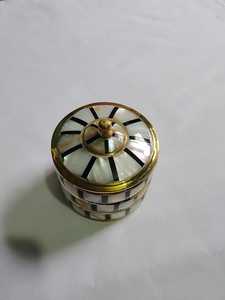 Boîte Kumkum en laiton incrusté de nacre en mosaïque et forme ronde pour garder la boîte et les bijoux Sindoor de la femme - Product Image 5