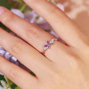 Anillo de Plata Hallmark con Diseño de Mariposa Monarca, Gema de Amatista, Zirconia, Corte Ovalado, Engaste Invisible, Baño de Rodio, para Uso Diario - Product Image 1