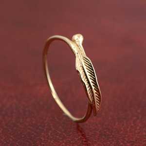 Bague en laiton plaqué or 18 carats pour femme, motif feuille délicat, style minimaliste, nature - Product Image 1