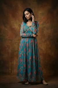 Vestido largo elegante con estampado floral de alta calidad y acabado premium / Conjunto de kurta para todas las estaciones, verano e invierno. - Product Image 2