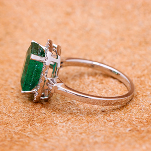 Bague en or blanc 18 carats avec pierre précieuse émeraude taille émeraude certifiée IGI et diamant, bijoux de mode pour femmes, Memoria Jewels - Product Image 2