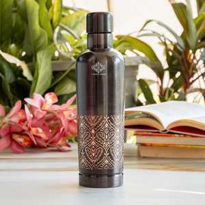 Botella de Cobre Puro de 750 ml con Acabado Antiguo, Semirellevada, Ecológica - Product Image 1