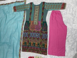 NUEVO TRAJE PAKISTANÍ DE DISEÑADOR EN GEORGETTE FUAX PESADO CON ESTAMPADO DIGITAL Y TRABAJO A MANO - Product Image 6