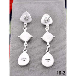 Pendientes Colgantes de Plata de Ley y Turquesa Blanca Hechos a Mano del Suroeste con Diseño Elegante - Product Image 4