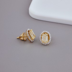 Pendientes de Diamante Cultivado en Laboratorio con Corte Esmeralda Amarillo Certificado por IGI, con Halo Ovalado en Oro Amarillo/Blanco/Rosa de 14K - Product Image 2