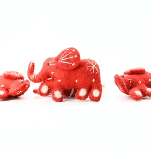 Adornos navideños de fieltro-Decoraciones colgantes de fieltro-Elefante de fieltro rojo hecho a mano de Navidad-Decoración navideña hecha a mano ecológica