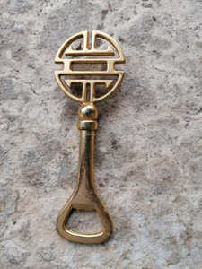 Ouvre-bouteille en laiton vintage avec finition de couleur dorée parfait pour les accessoires de bar élégants et les idées cadeaux en Inde - Product Image 2