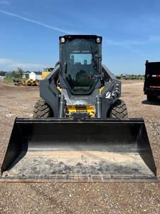 Chargeuse compacte sur pneus John 332G 2021 avec moteur diesel Perkins, boîte de vitesses PLC haute efficacité, garantie 3 ans, 45 - Product Image 3
