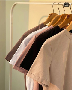 เสื้อยืดผู้ชายแบรนด์สั่งทำ ผ้าฝ้าย 100% และโพลีเอสเตอร์ คุณภาพสูง สวมใส่สบาย ไซส์ใหญ่ ขั้นต่ำในการสั่งซื้อน้อย 240gsm เป็นมิตรกับสิ่งแวดล้อม แห้งเร็ว - Product Image 3