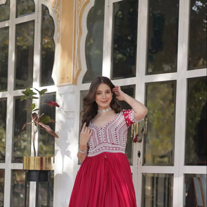 Lourd exclusif fête et mariage porter indien Designer étoile Georgette avec broderie perles séquence travail Kurti avec Lehenga - Product Image 1