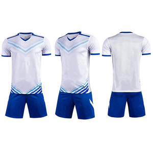 Uniforme de football personnalisé pour hommes avec logo, maillot de football imprimé par sublimation nouveau style, vêtements de football spécifiques aux clubs - Product Image 2