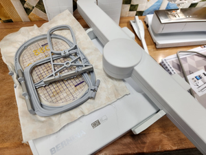 Máquina de Coser/Bordar Bernina 880 C-r-y-s-t-a-l, Servicio Profesional, Limpia y Lista para Usar - Product Image 4