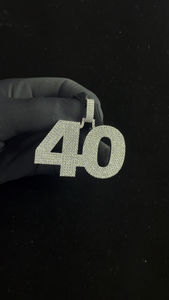 Pendentif de luxe en acier inoxydable style halo avec diamants Moissanite et pierres latérales, finition rhodiée, cadeau unisexe, fournisseur indien - Product Image 5