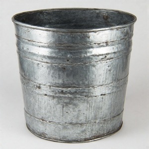 Jardinière galvanisée rustique BarnBloom avec finition en métal usé pour la maison jardin Pot de fleur en métal antique pour usage décoratif - Product Image 2