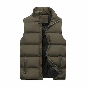 Chaqueta acolchada deportiva diseñada para mantenerte abrigado y elegante durante el invierno al aire libre que ofrece un excelente aislamiento térmico y ajuste - Product Image 3