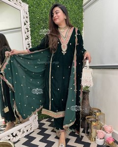 Ensemble tendance pour filles : haut, bas et dupatta en velours brodé de sequins, style indien et pakistanais, idéal pour les occasions de fête, infroissable - Product Image 4