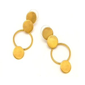 Boucles d'oreilles en laiton fabriquées à la main, exquises, pour un usage quotidien, pour femmes, et boucles d'oreilles longues multicolores martelées, tendance. - Product Image 1