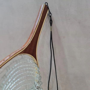 Filet à main en bois de haute qualité pour la pêche à la mouche et la libération de la truite avec un long crochet de suspension élastique profond - Product Image 1