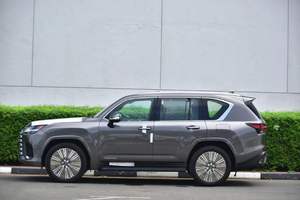 Nouvelles voitures ASSEZ UTILISÉES Boîte de vitesses automatique Essence Carburant Intérieur en cuir foncé clair R20 Taille du pneu FWD Drive Galerie de toit en alliage d'aluminium - Product Image 2